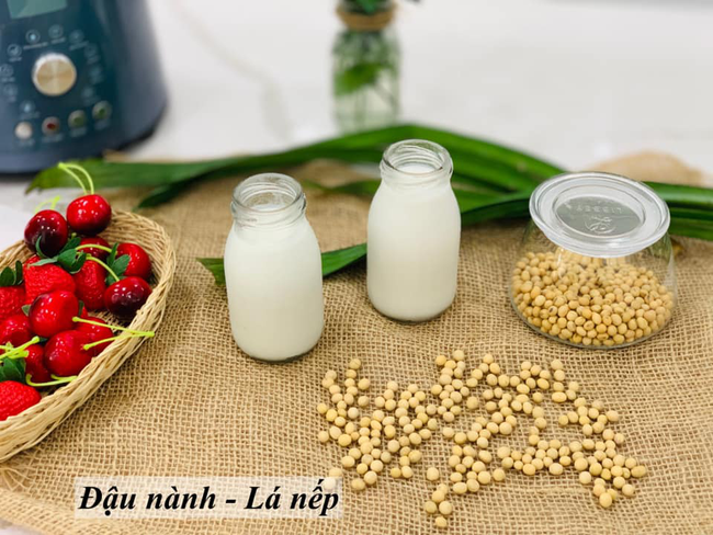Thành phẩm sữa hạt thơm ngon được đóng chai thủy tinh bảo quản cẩn thận trong tủ lạnh