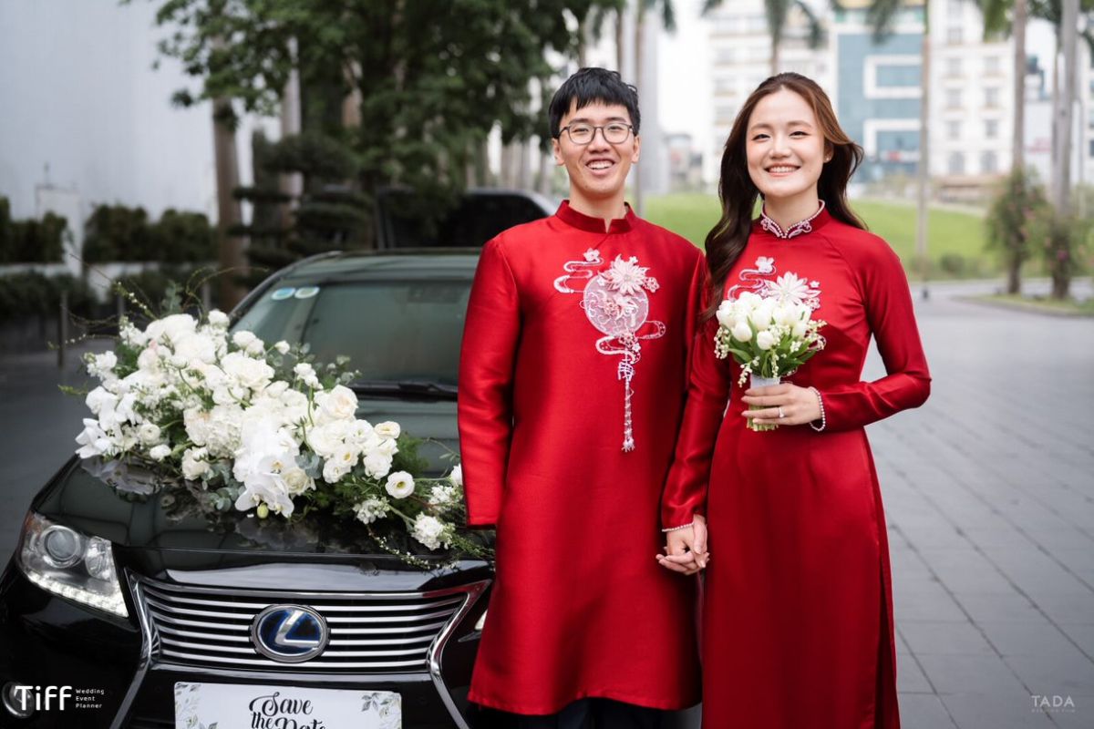 Áo dài đỏ tượng trưng cho niềm hạnh phúc, sự thịnh vượng và những điều tốt lành