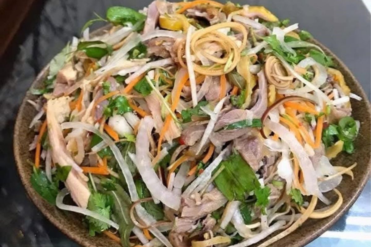 Nộm gà xé phay là món ăn thanh mát