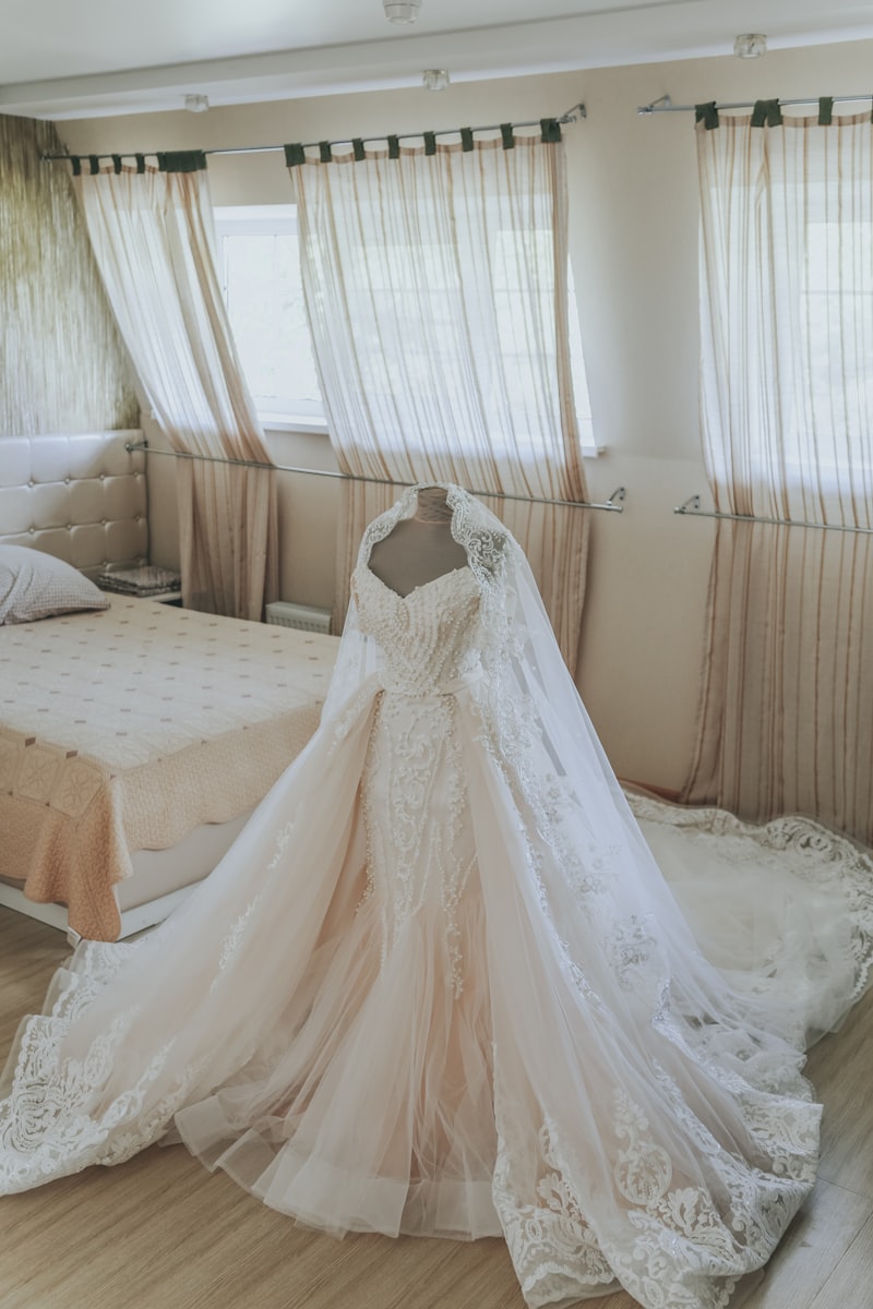 Váy cưới satin cổ V