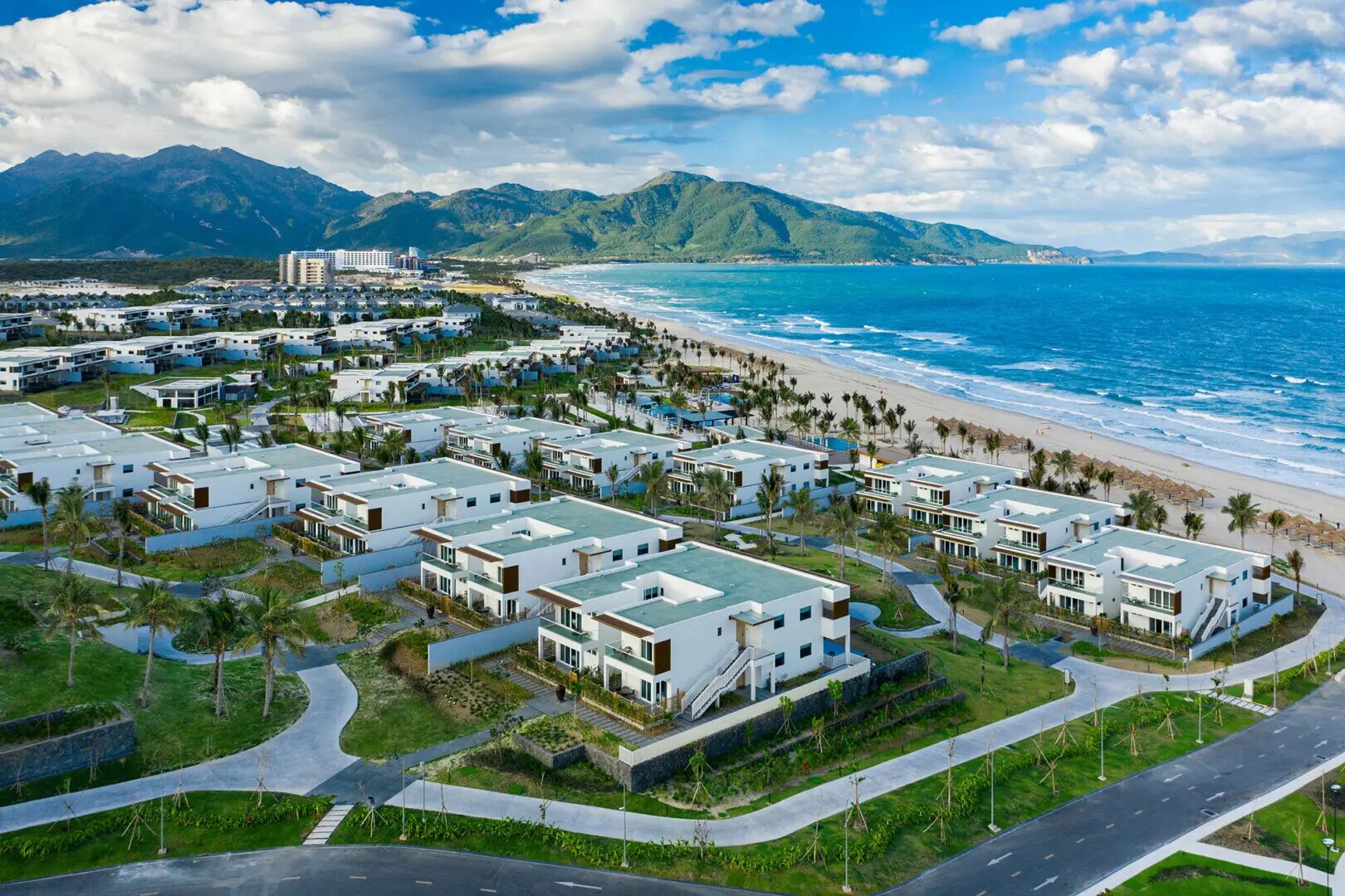 Alma Resort Cam Ranh với sảnh tiệc Ocean Ballroom nhìn ra biển