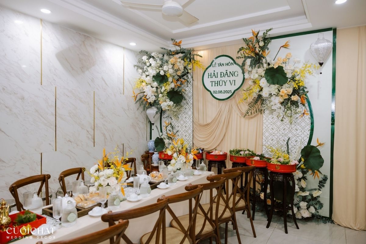 Backdrop trang trí với hoa thiên điểu kết hợp drap cùng vải.
