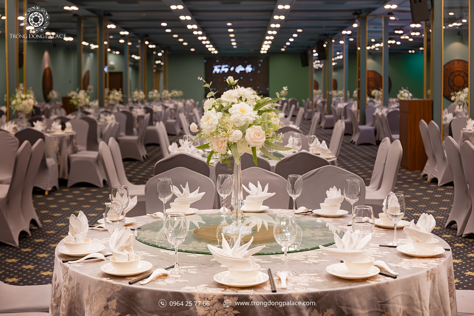 bàn tiệc cưới trang trí hoa hồng trắng bình cao sảnh ballroom khăn bạc