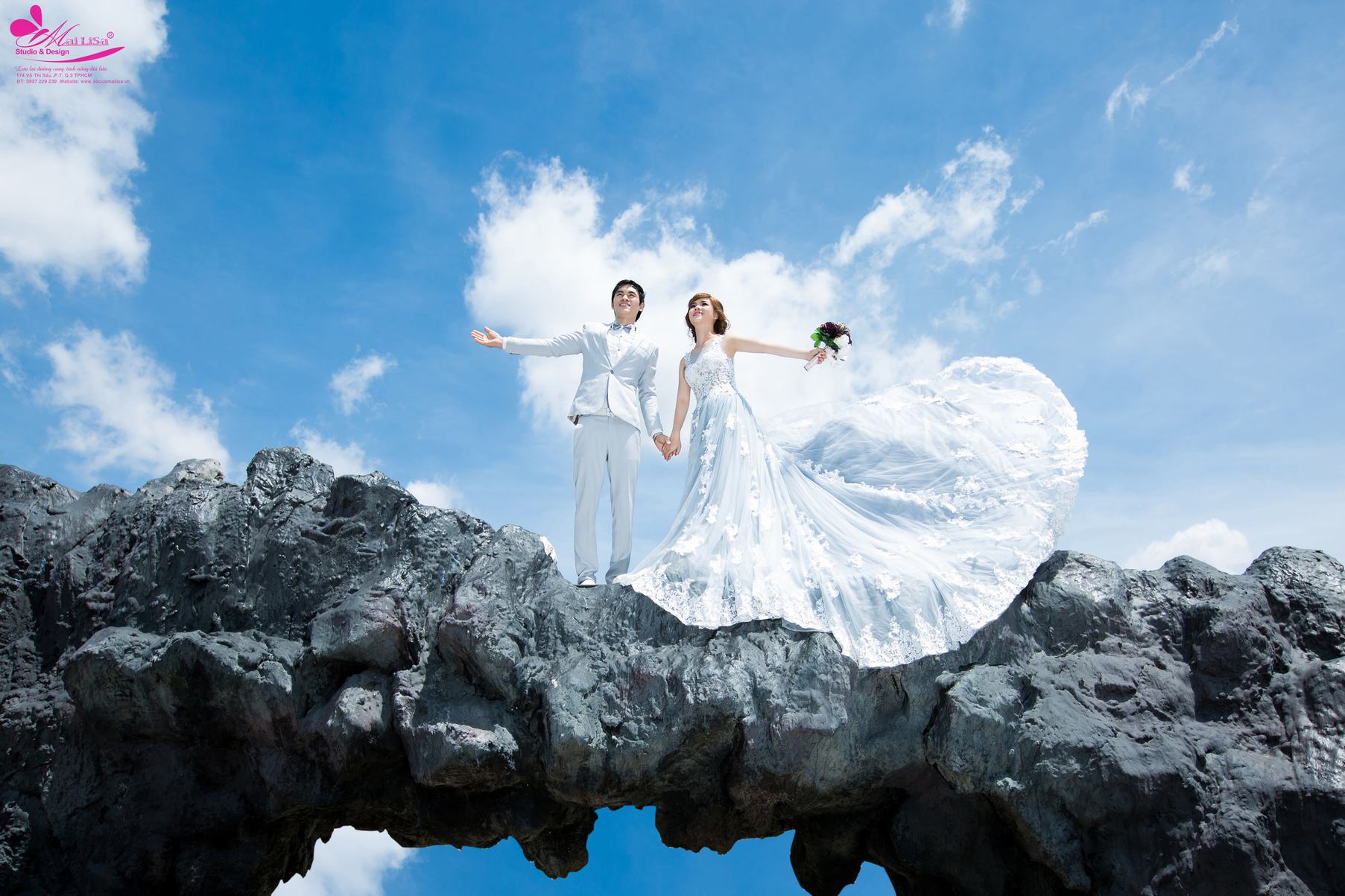 Bộ ảnh cưới nghệ thuật tại phim trường với ánh sáng sáng tạo