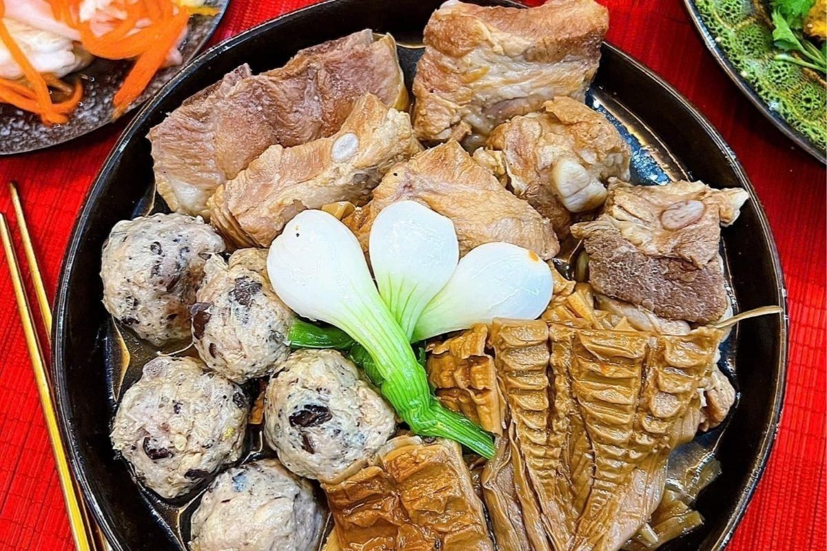 Canh măng nấu xương là món ăn truyền thống