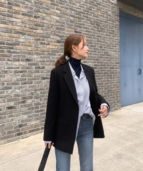 Layer áo len cổ lọ lên áo sơ mi tạo phong cách thời trang