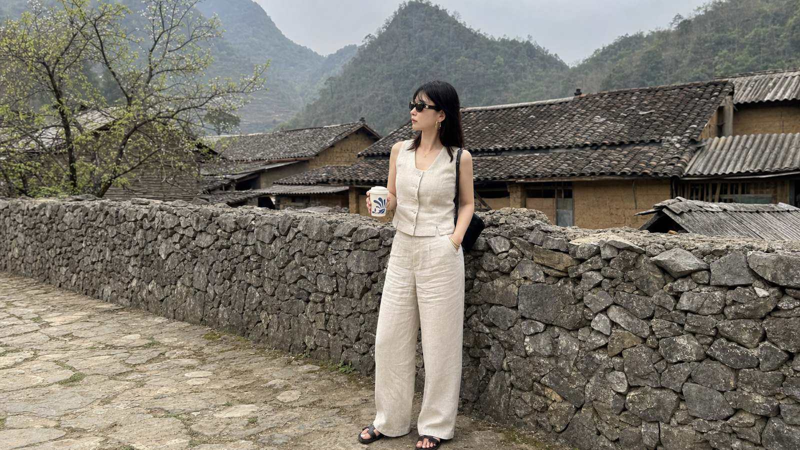 Outfit tông trung tính sáng, denim, đất và đỏ trầm cho Hà Giang