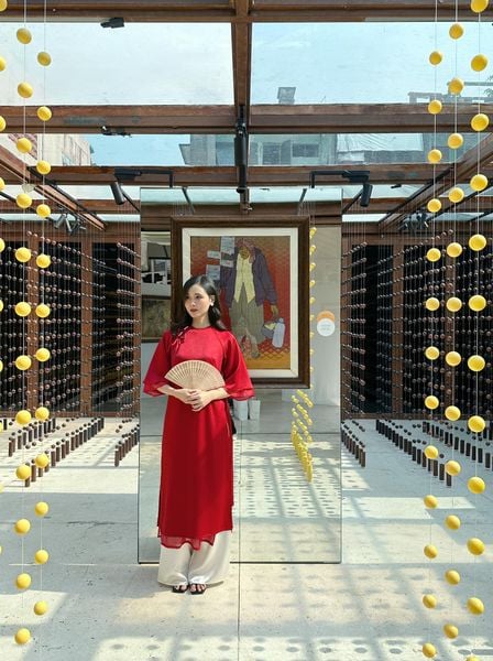 Người phụ nữ tóc ngắn tỉa layer mặc áo dài cách tân