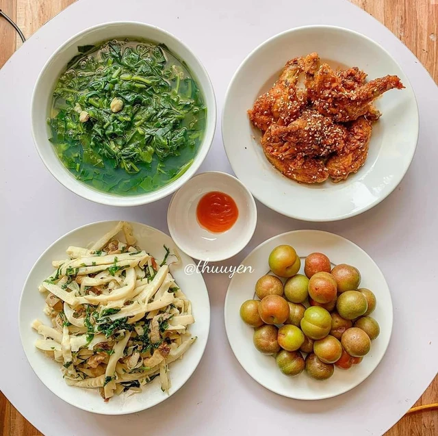 Bữa cơm bình dân với cá kho, rau xào và canh ngon