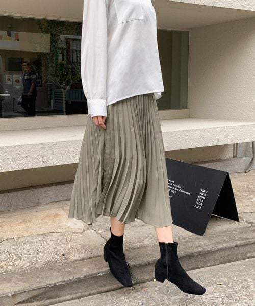 Boot cổ ngắn với chân váy midi