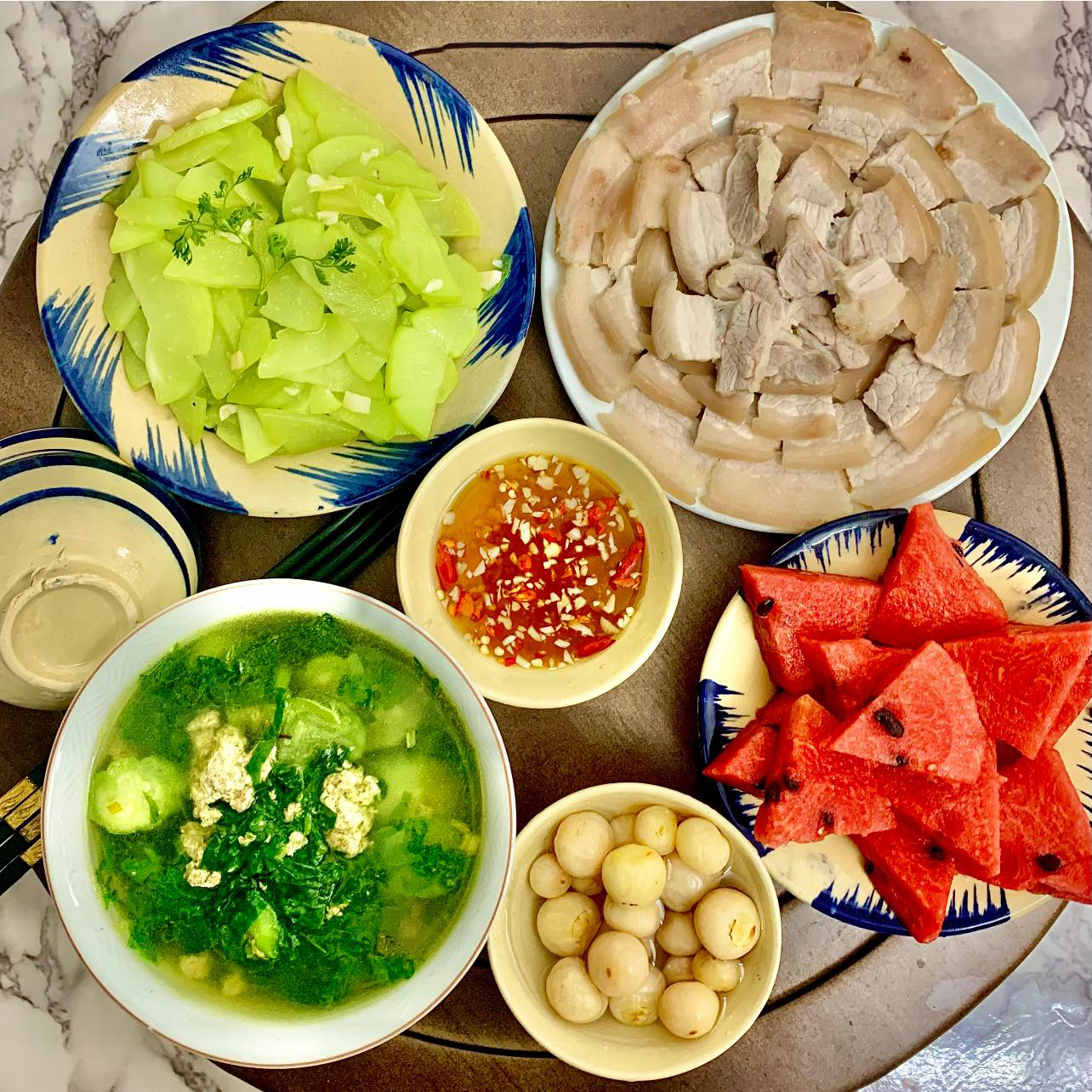 Mâm cơm gia đình với các món ăn quen thuộc, thơm ngon hàng ngày