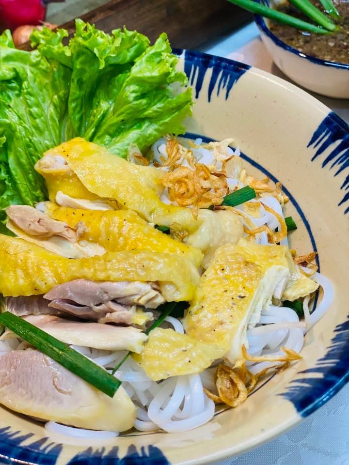 Trình bày tô hủ tiếu gà trộn khô cùng các loại rau thơm và đậu phộng rang