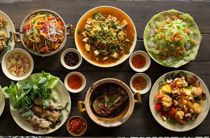 Không gian và món ăn kiểu cơm nhà Nam Bộ tại Quán Bụi