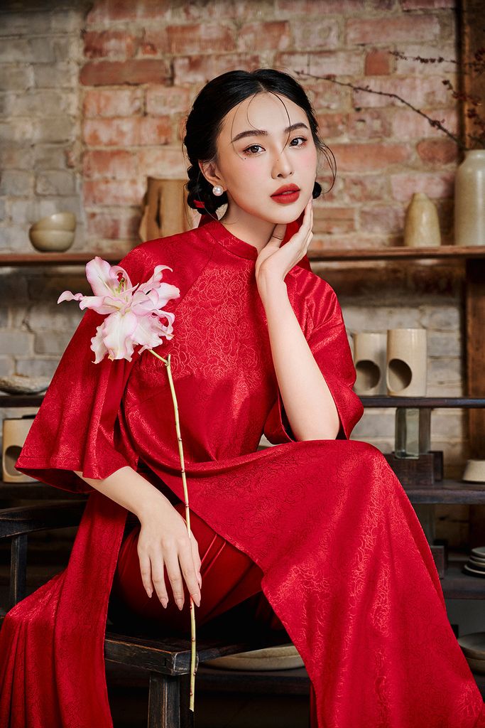 Áo dài Tết 2026 tôn vẻ thanh lịch qua chất liệu và đường cắt hiện đại