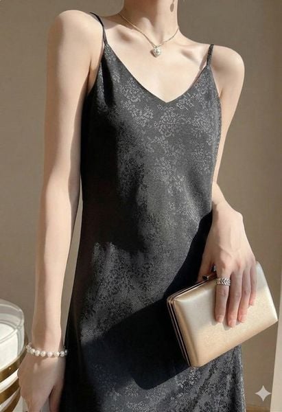 Váy suông tối màu + clutch nhỏ ánh kim nhẹ