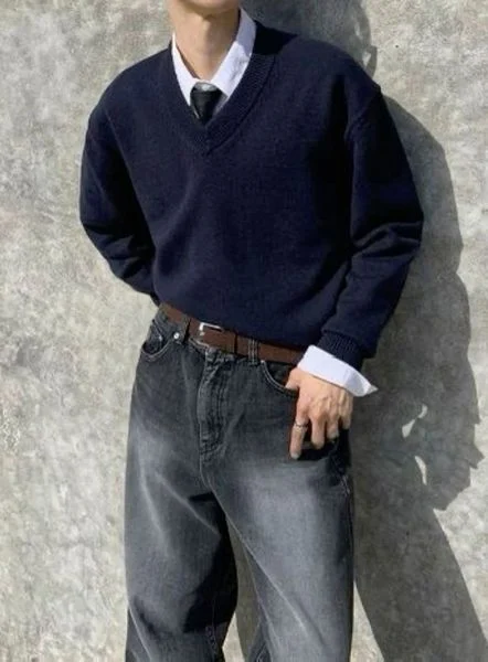 Outfit đi Đà Lạt - Áo len cổ tròn phối cùng sơ mi layer và quần jeans tối màu