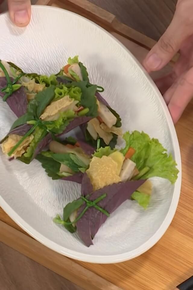 Cuốn nấm dưa gừng giòn ngon