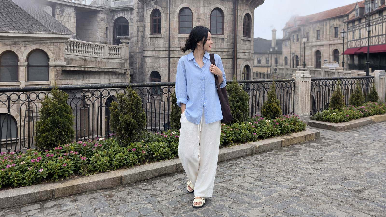 Trang phục chất liệu nhẹ, đứng dáng vừa đủ và không quá bí cho Bà Nà Hill