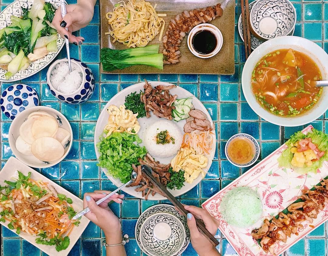 Dĩa cơm âm phủ truyền thống với cách bài trí bảy màu đặc trưng