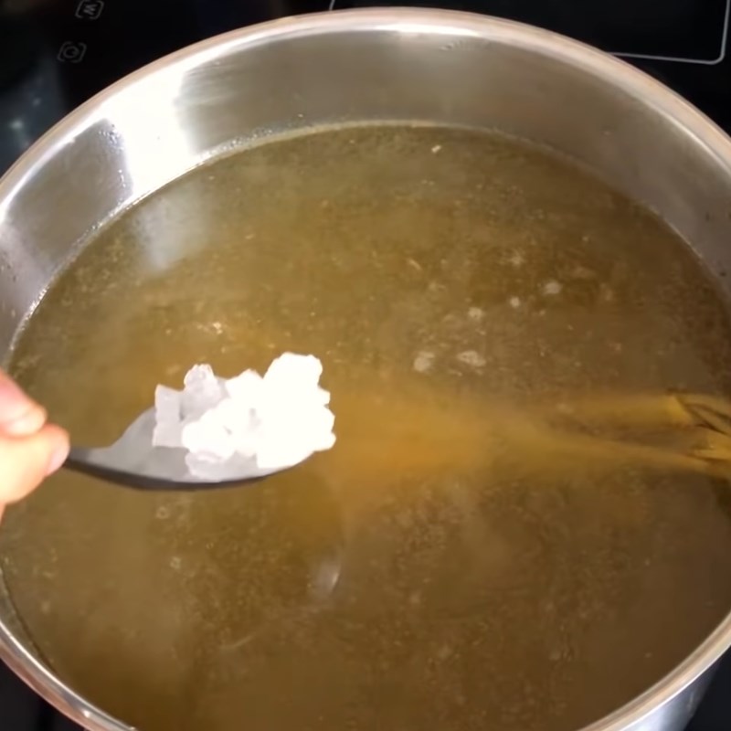 Dội nước lèo đang sôi vào thịt tái