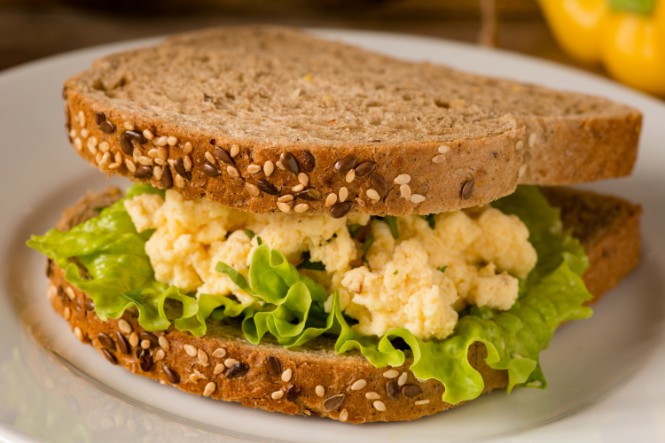 Bữa sáng eatclean với bánh mì sandwich trứng đầy đủ dưỡng chất