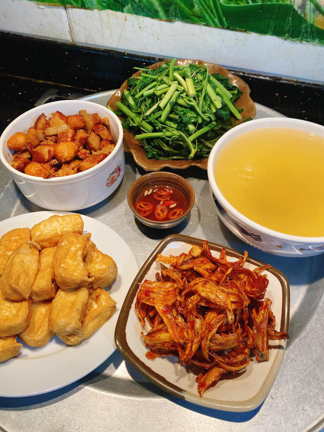 Mâm cơm ngày Tết đơn giản, ấm cúng với các món truyền thống