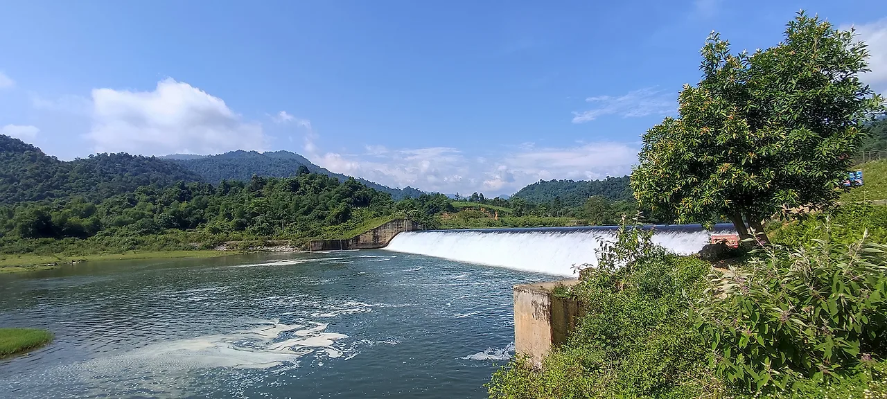 Khung cảnh đập Phà Lài rộng lớn, nơi cung cấp nước cho khu vực Con Cuông