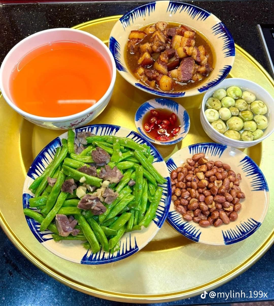 Bữa cơm Chủ Nhật gia đình với các món ăn ngon, cầu kỳ hơn ngày thường
