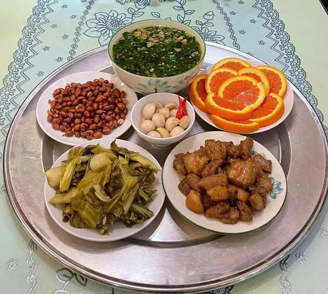 Mâm cơm gia đình đủ đầy với nhiều lựa chọn món ăn