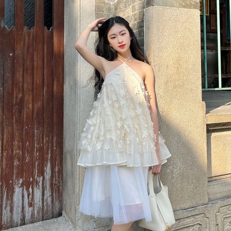 Bông tai dáng lạ với áo dài