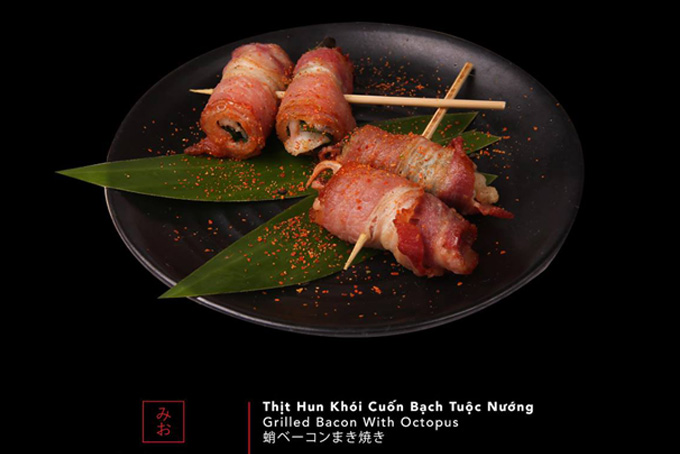 Nghệ thuật đổ bánh takoyaki trên chảo gang đặc trưng của các quầy hàng đường phố Nhật Bản