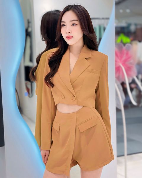 Trang phục màu be dịu nhẹ