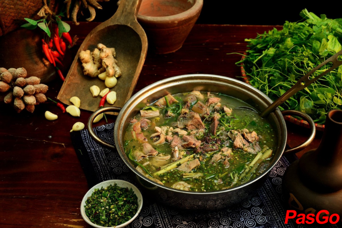 Thắng cố ngựa và lẩu lợn cắp nách tại một quán ăn nổi tiếng ở Sapa