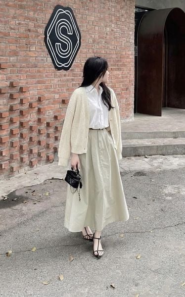 Outfit đi Đà Lạt - Sơ mi trắng kết hợp với chân váy xếp ly và cardigan vai rơi