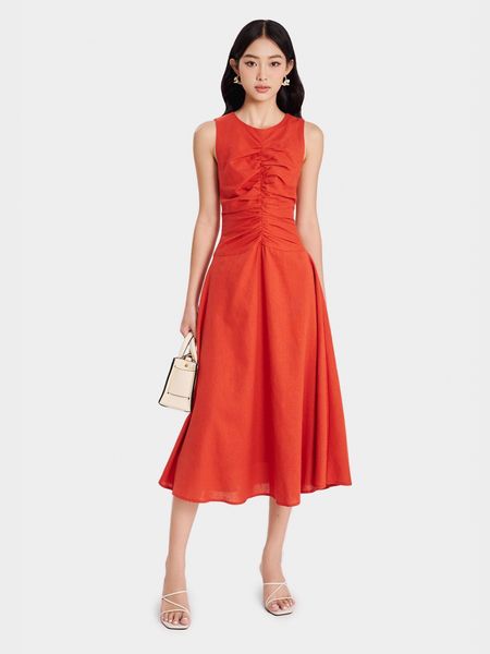Outfit lễ 2/9 với đầm midi linen cho lịch trình di chuyển nhiều