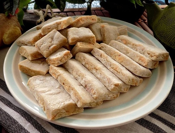Đặc sản Hà Nội làm quà, bánh chè lam
