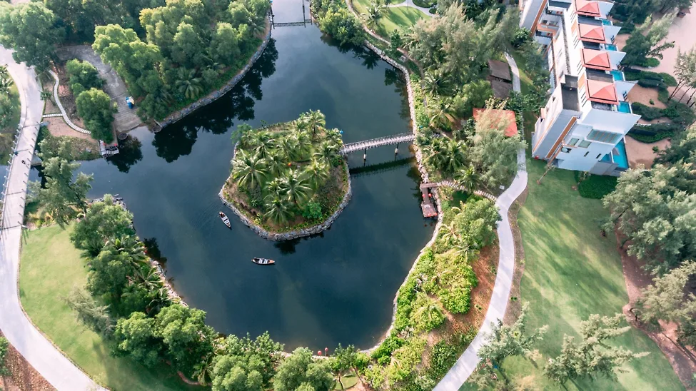 Hệ thống hồ bơi uốn lượn liên hoàn tạo điểm nhấn cảnh quan độc đáo