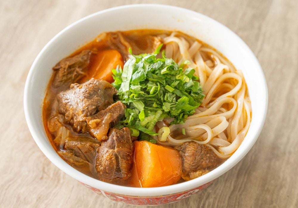 Để bảo quản phở bò kho, cần tách phần bánh phở và thịt, nước dùng riêng