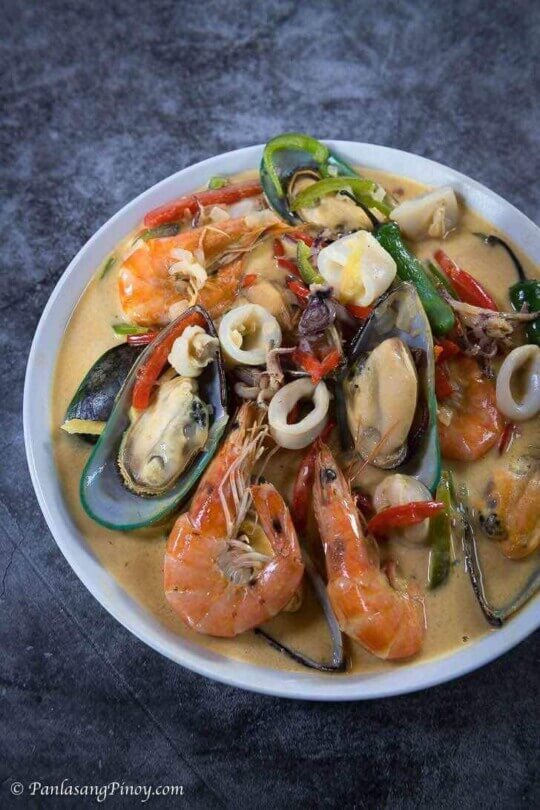 Món hải sản sốt cà ri màu sắc hấp dẫn với hương vị đặc trưng