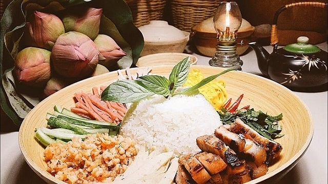 Cách bày biện nguyên liệu đối xứng xoay quanh đĩa cơm trắng