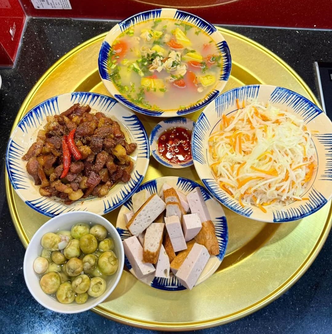 Mâm cơm gia đình ngày nghỉ với các món ngon được chăm chút kỹ hơn
