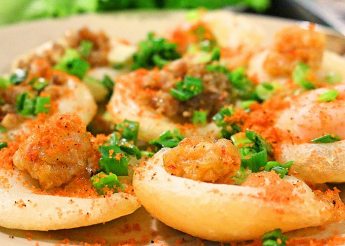 Bánh khọt Vũng Tàu ăn cùng rau sống tạo ra sự cân bằng rất rõ