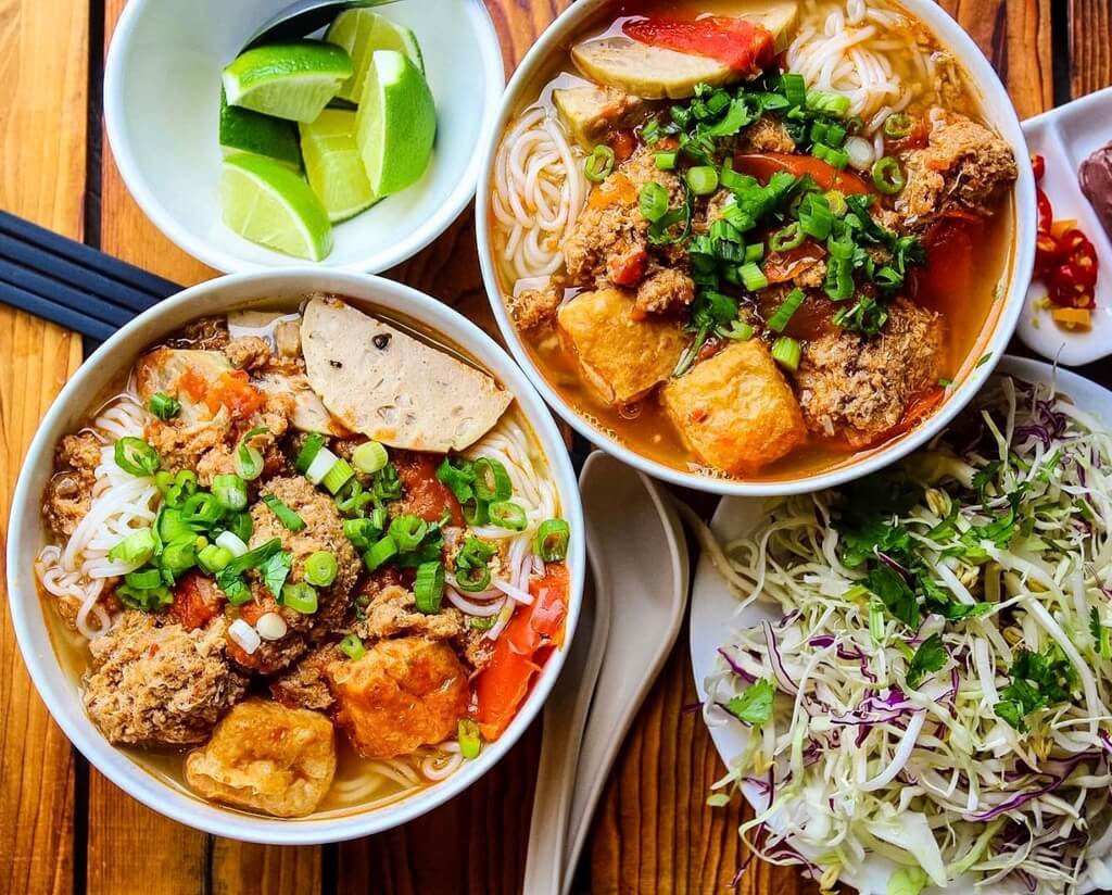 Bún riêu cua đầy ắp cua, đậu, giò…