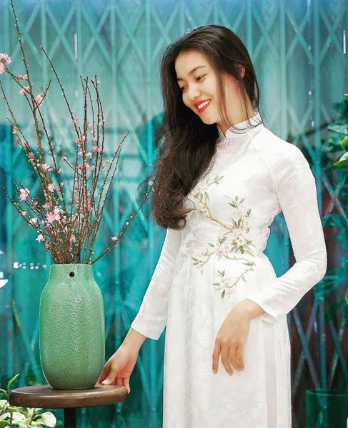 Áo dài Raglan khi kết hợp cùng áo dài Việt Nam tạo nên phom dáng thanh thoát