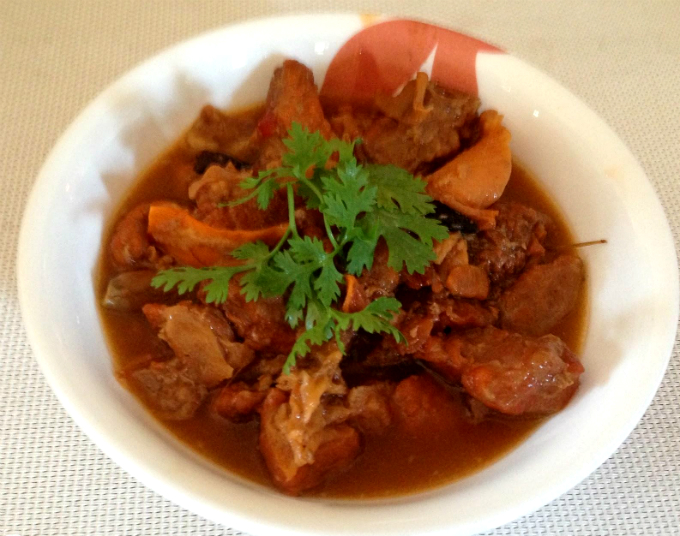 Nạm bò nấu gấc có màu đẹp và vị béo thơm