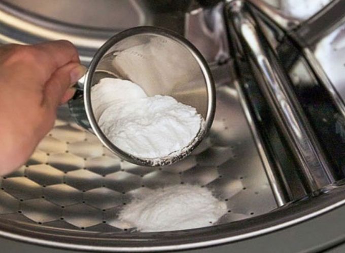 Sử dụng baking soda để làm sạch máy giặt và khử mùi bùn đất