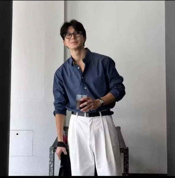 Outfit đi đám cưới nam - Sơ mi linen kết hợp quần chinos sáng màu