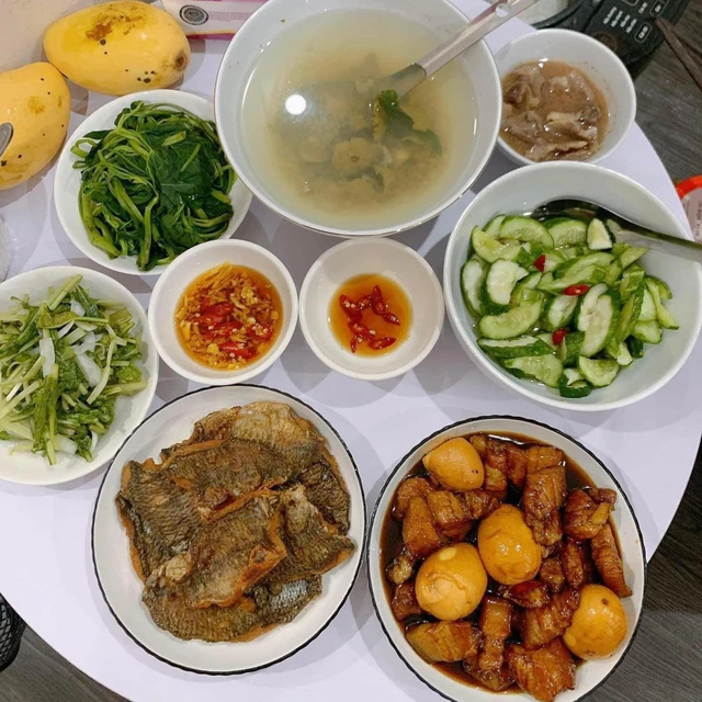 Bữa cơm Tết đầm ấm với đầy đủ món ăn truyền thống của gia đình Việt