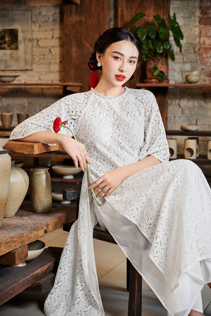 Phối phụ kiện áo dài Tết nên tiết chế để giữ sự thanh lịch