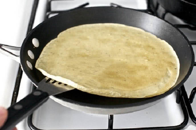 Pha bột crepe chuối